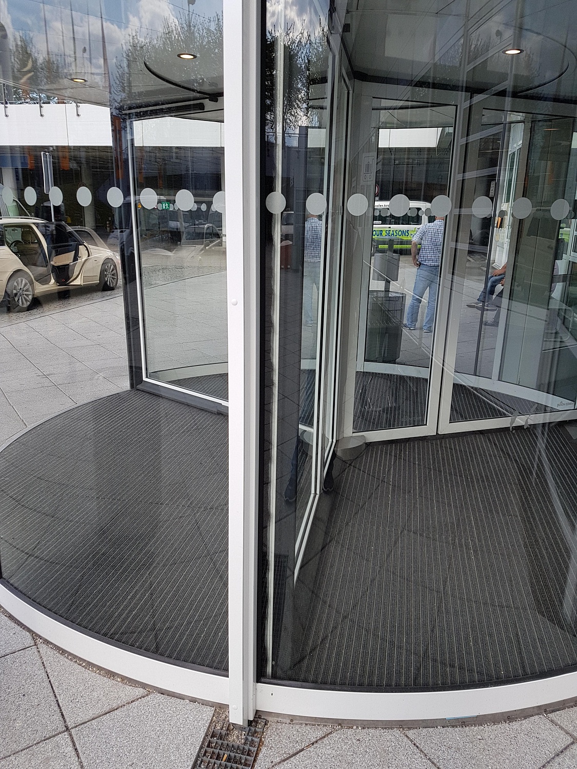 Заказать установку автоматических дверей в Керчи. Монтаж выполняется командой профессионалов с опытом работы более 9 лет. 