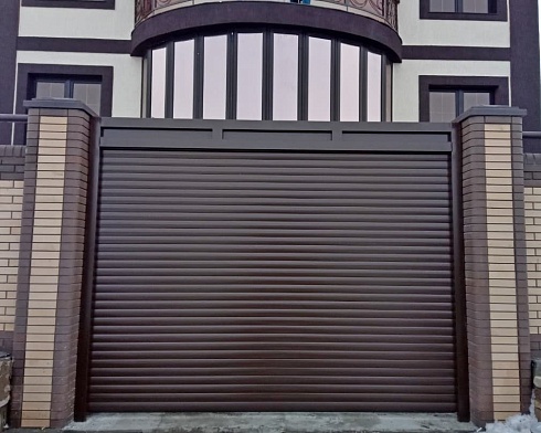 Роллетные ворота Алютех серии Prestige со сплошным алюминиевым профилем роликовой прокатки AG/77 с доставкой в Керчи 